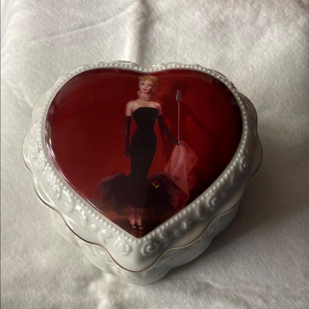 The Barbie collector music box.
Solo in the spotlight.
Featuring “unforgettable”